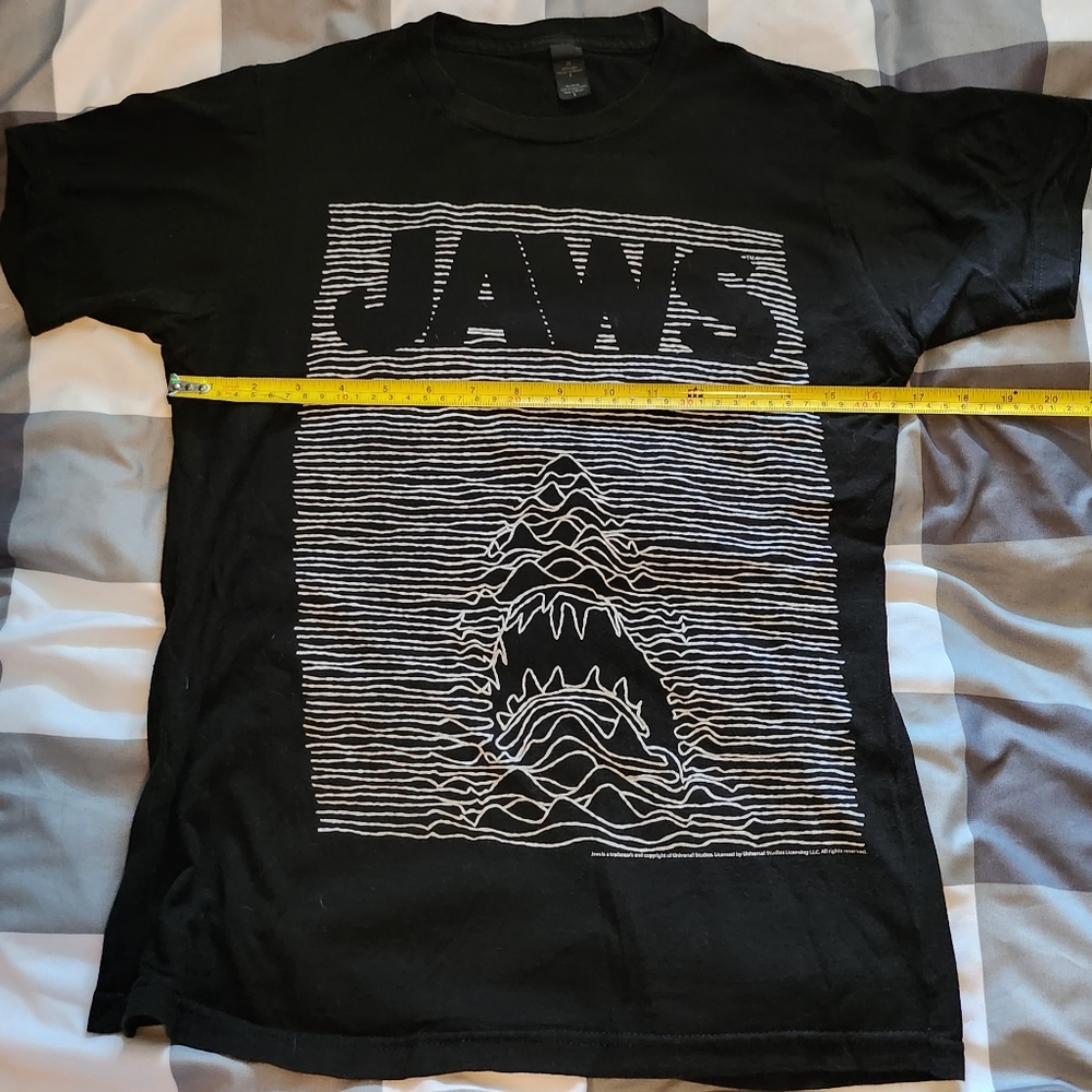 Jaws x "Joy Division" t shirt.